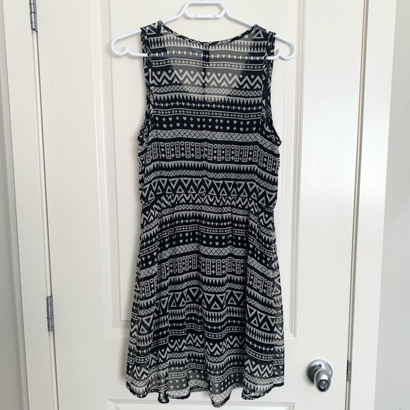 Aztec print sleeveless dress - Picture 3 of 5
